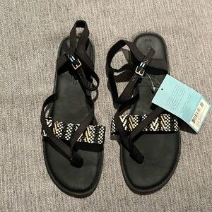 Brand new w tag BNWT Tom’s Lexie sandal women’s size 9.5 black geometric woven